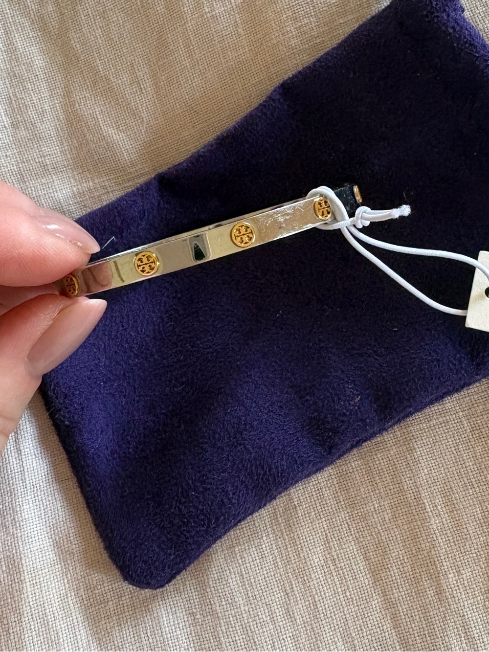 NWT🤍Tory Burch Gold Logo Hinged Bangle Bracelet - Gold🤍